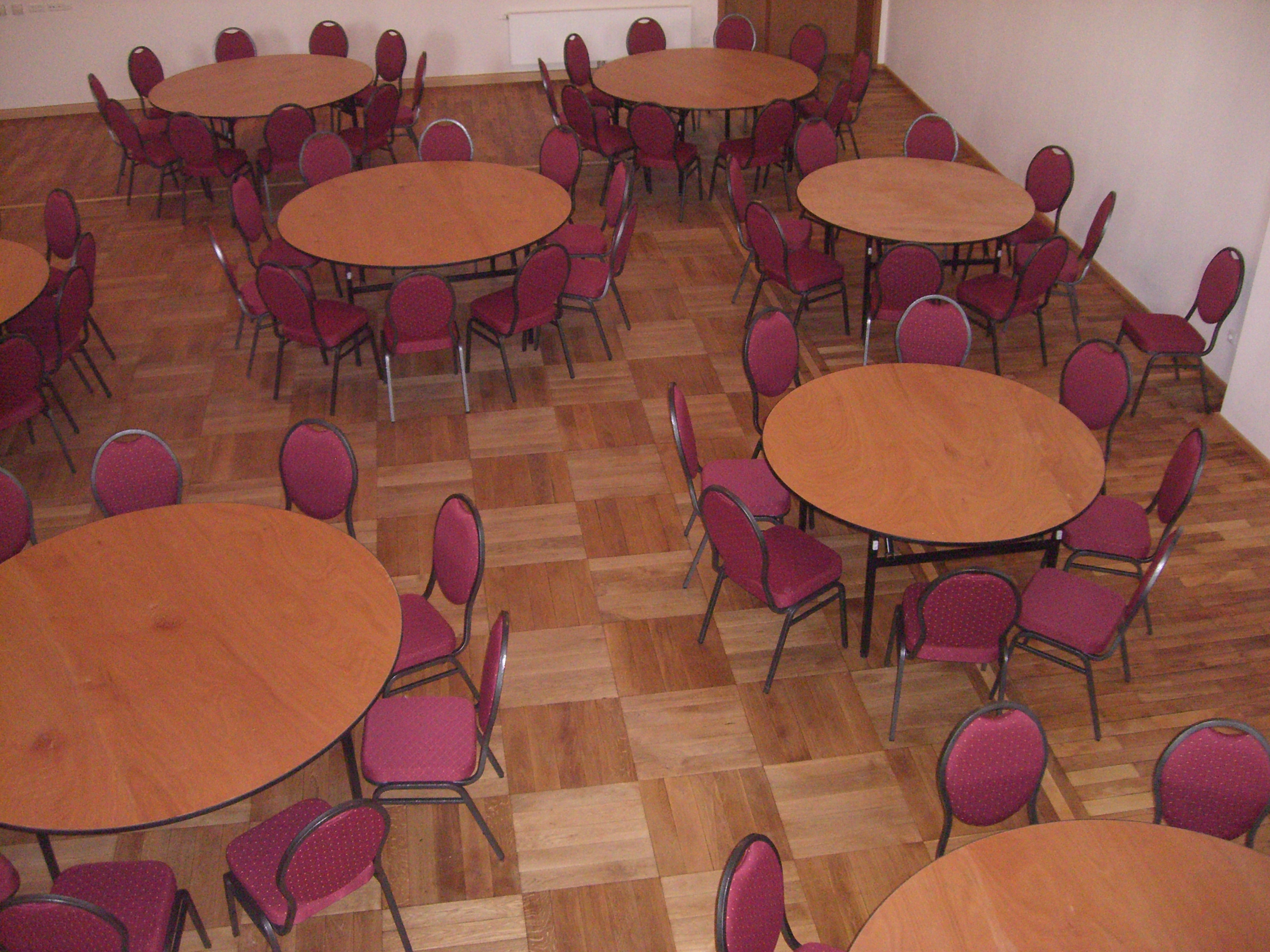 Tisch rund für 10 Personen zur Miete
